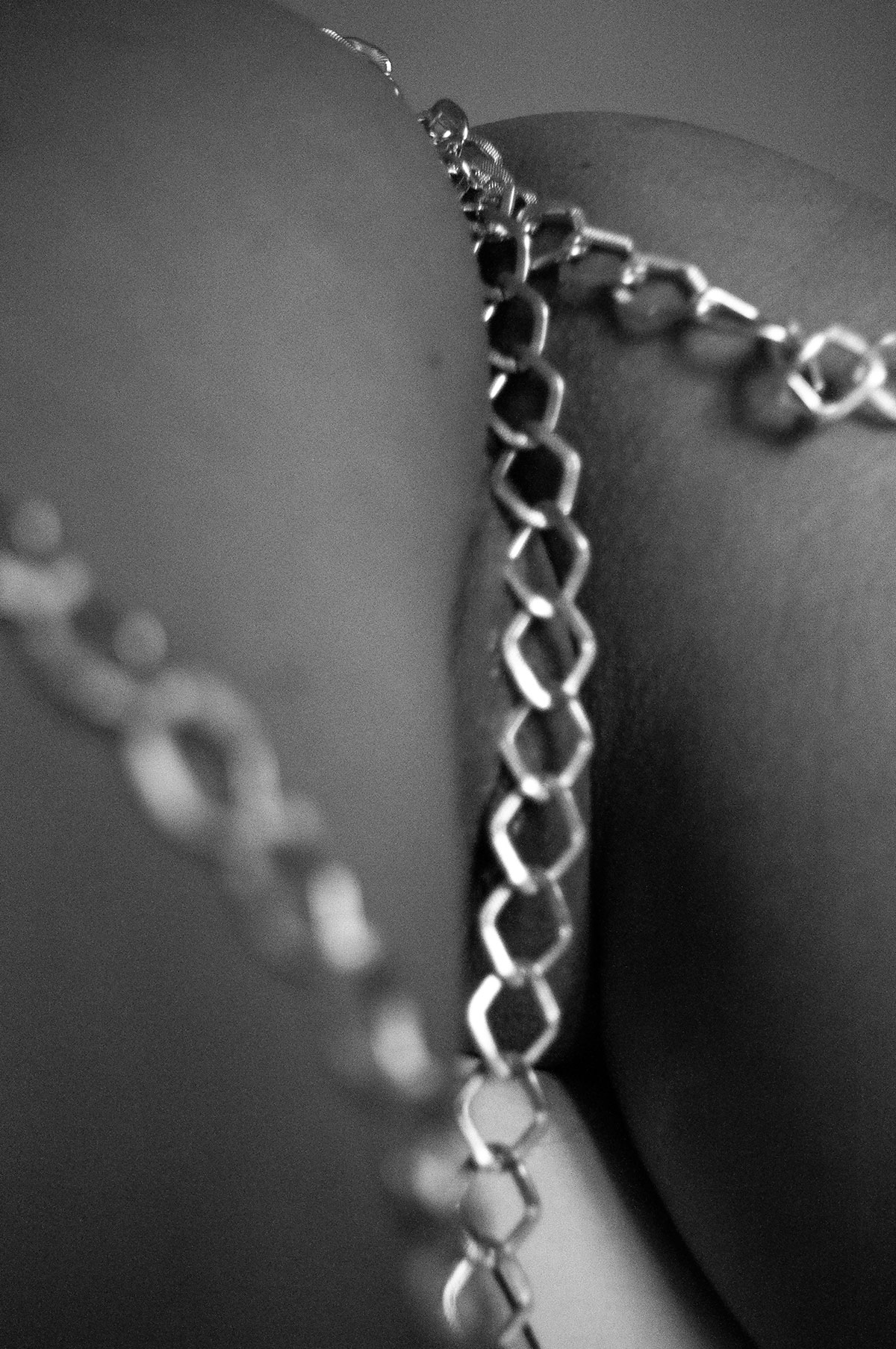 Black and white macroscopic photographs in tribute to women, (Nos Dren).