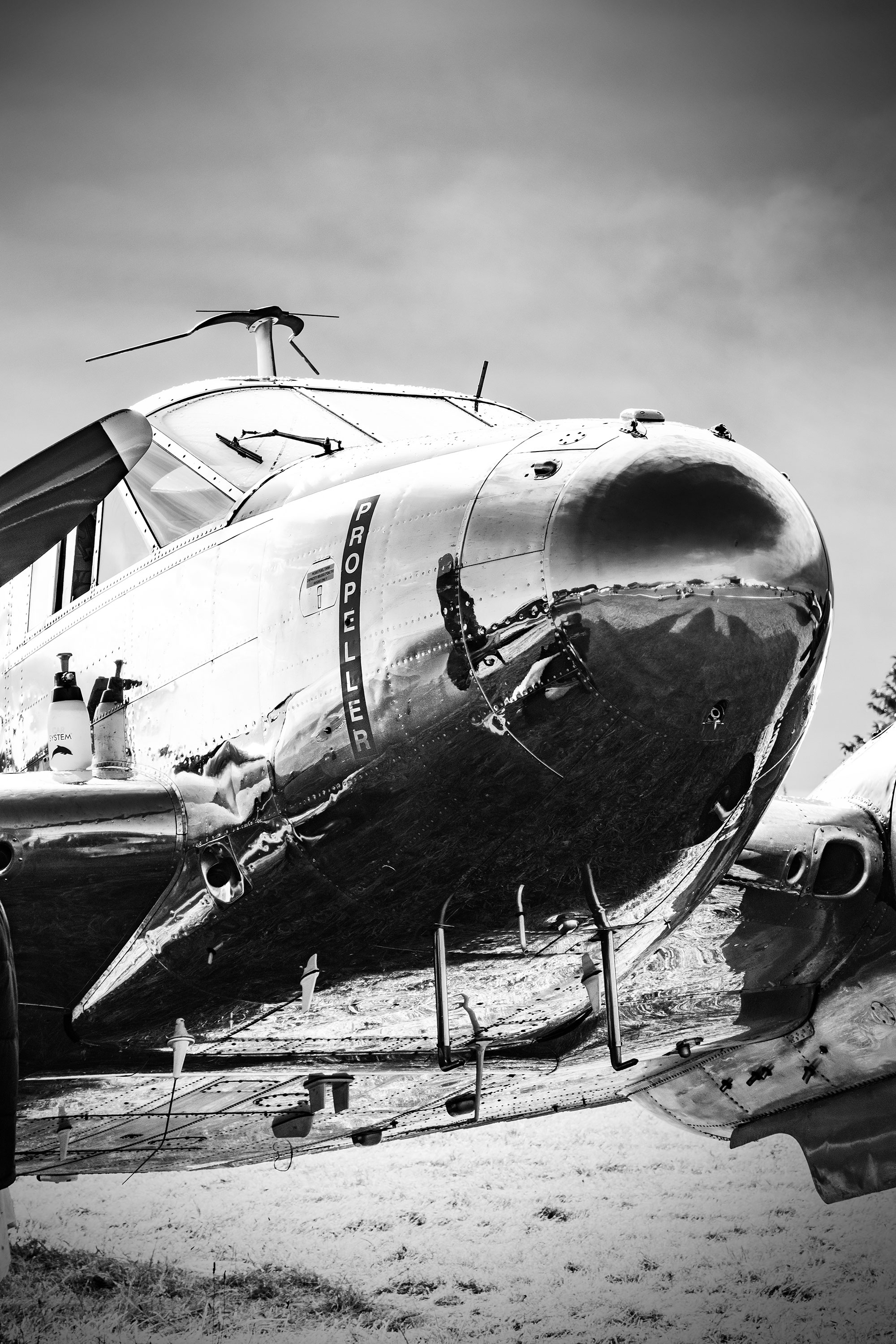 Beechcraft Model 18, Operator: Classic Formation, Pilots: HERZOG Hans Joerg & GAMMETER Niklaus (Nik) - KISSLING Benedikt (Beni) & KISSLING Manuel - MATHYS Hugo & MISTELI Nicolas (Nicu) - MUELLER Philip (Phile), Air Legend 2021, Nos Dren