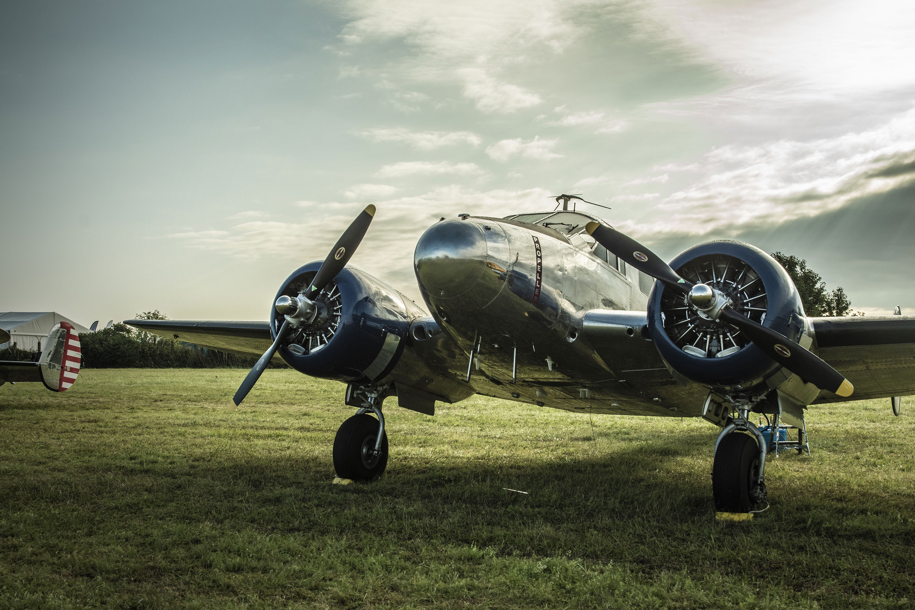 Beechcraft Model 18, Operator: Classic Formation, Pilots: HERZOG Hans Joerg & GAMMETER Niklaus (Nik) - KISSLING Benedikt (Beni) & KISSLING Manuel - MATHYS Hugo & MISTELI Nicolas (Nicu) - MUELLER Philip (Phile), Air Legend 2021, Nos Dren