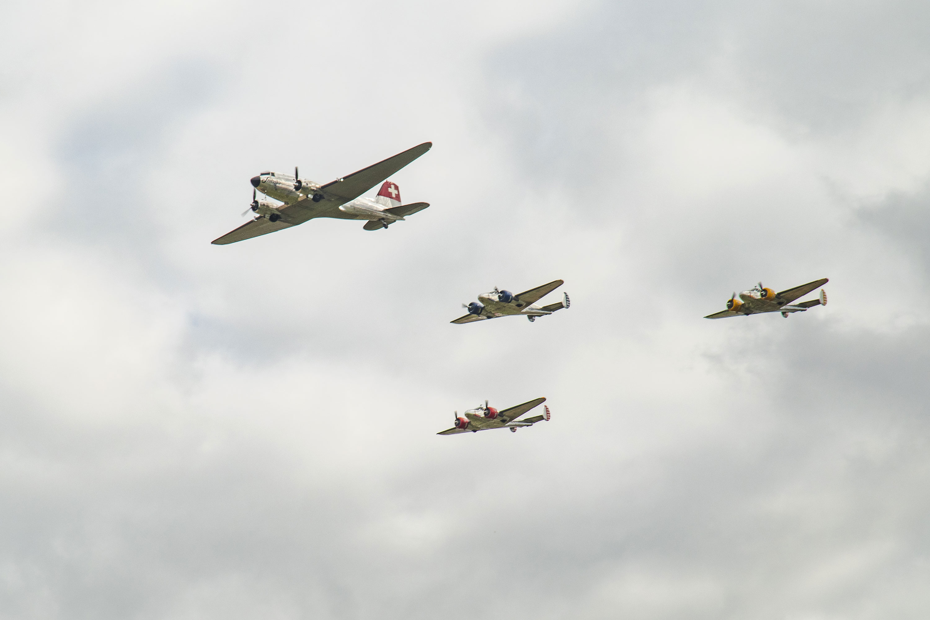 Douglas DC-3 and 3 Beechcraft Model 18, Operator: Classic Formation, Pilots: HERZOG Hans Joerg & GAMMETER Niklaus (Nik) - KISSLING Benedikt (Beni) & KISSLING Manuel - MATHYS Hugo & MISTELI Nicolas (Nicu) - MUELLER Philip (Phile), Air Legend 2021, Nos Dren