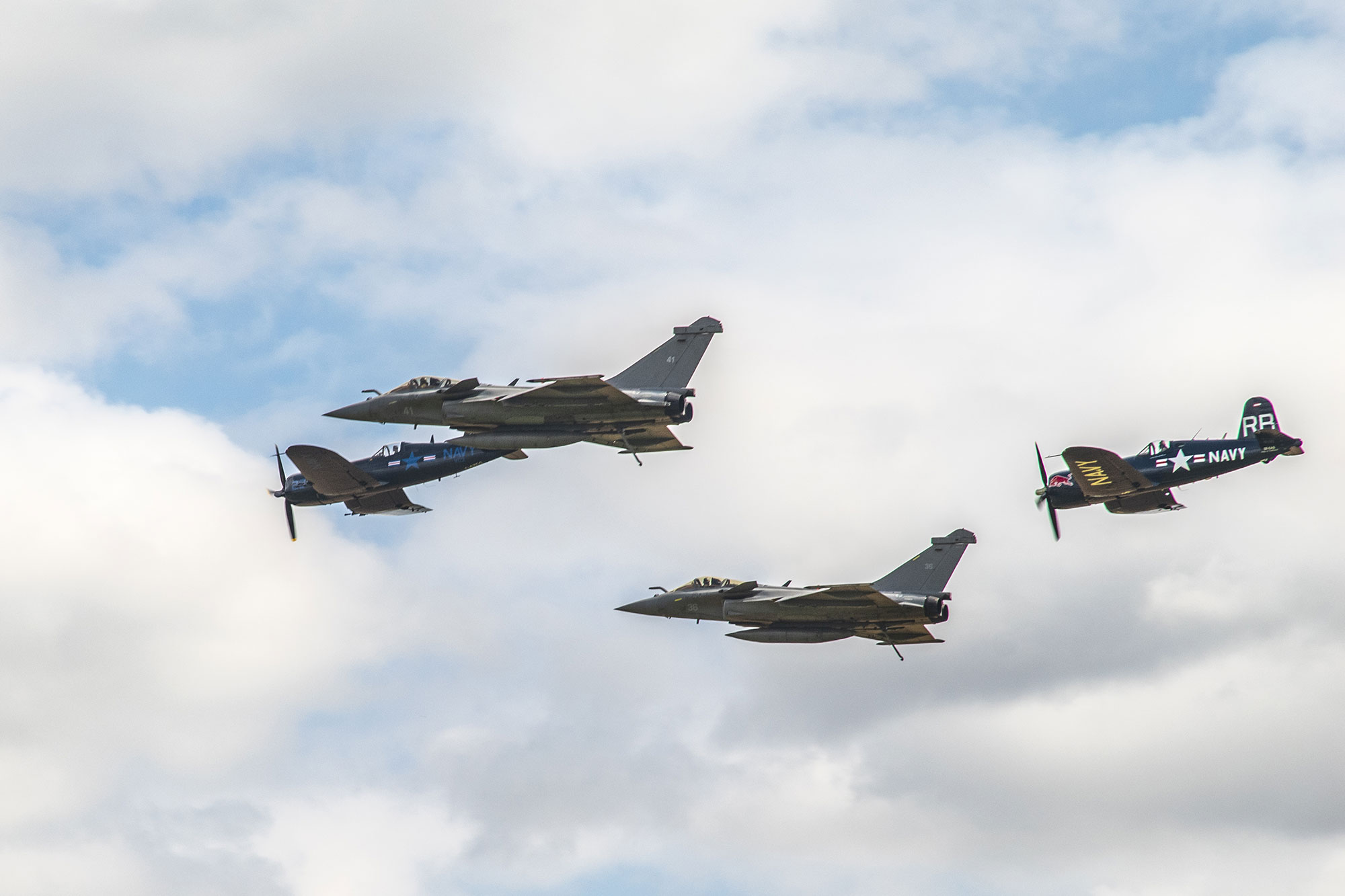 CORSAIR F4U-5NL, F4U-4 CORSAIR FLYING BULLS and 2 Rafale M (Marine), Air Legend 2021, Nos Dren