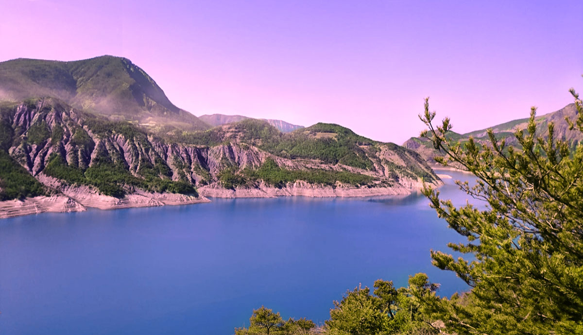 Lake of Serre-Ponçon in the Hautes-Alpes, France, (Nos Dren).