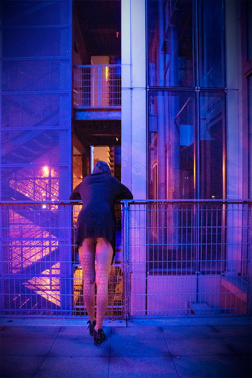 Night photography with an asian naked model under blue neon light, in Paris (Nos Dren).
