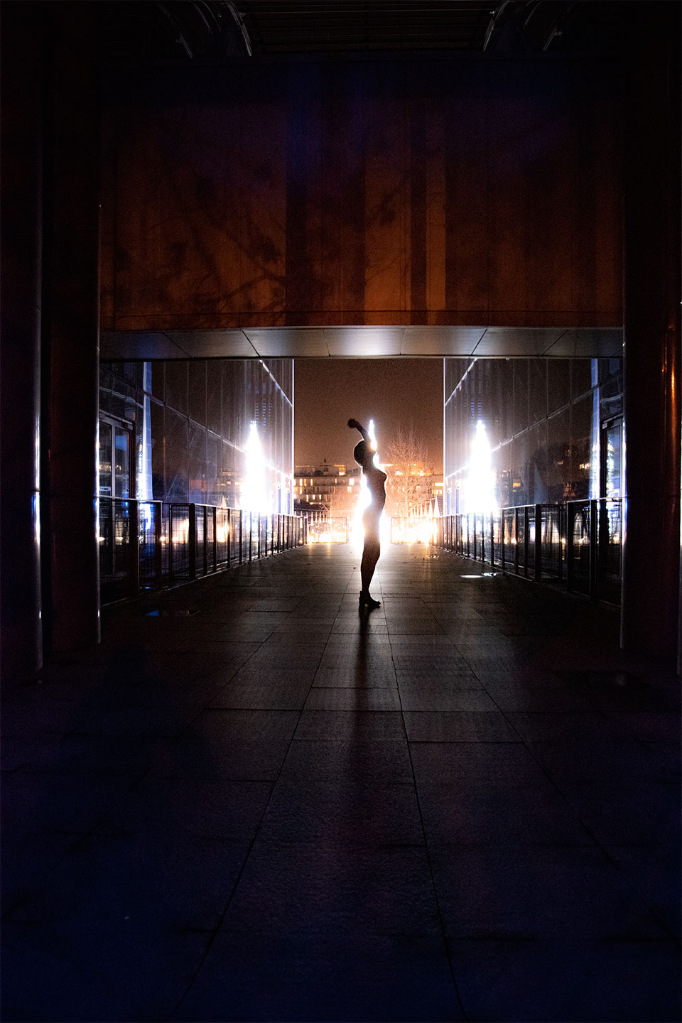 Night photography with an asian naked model under blue neon light, in Paris (Nos Dren).