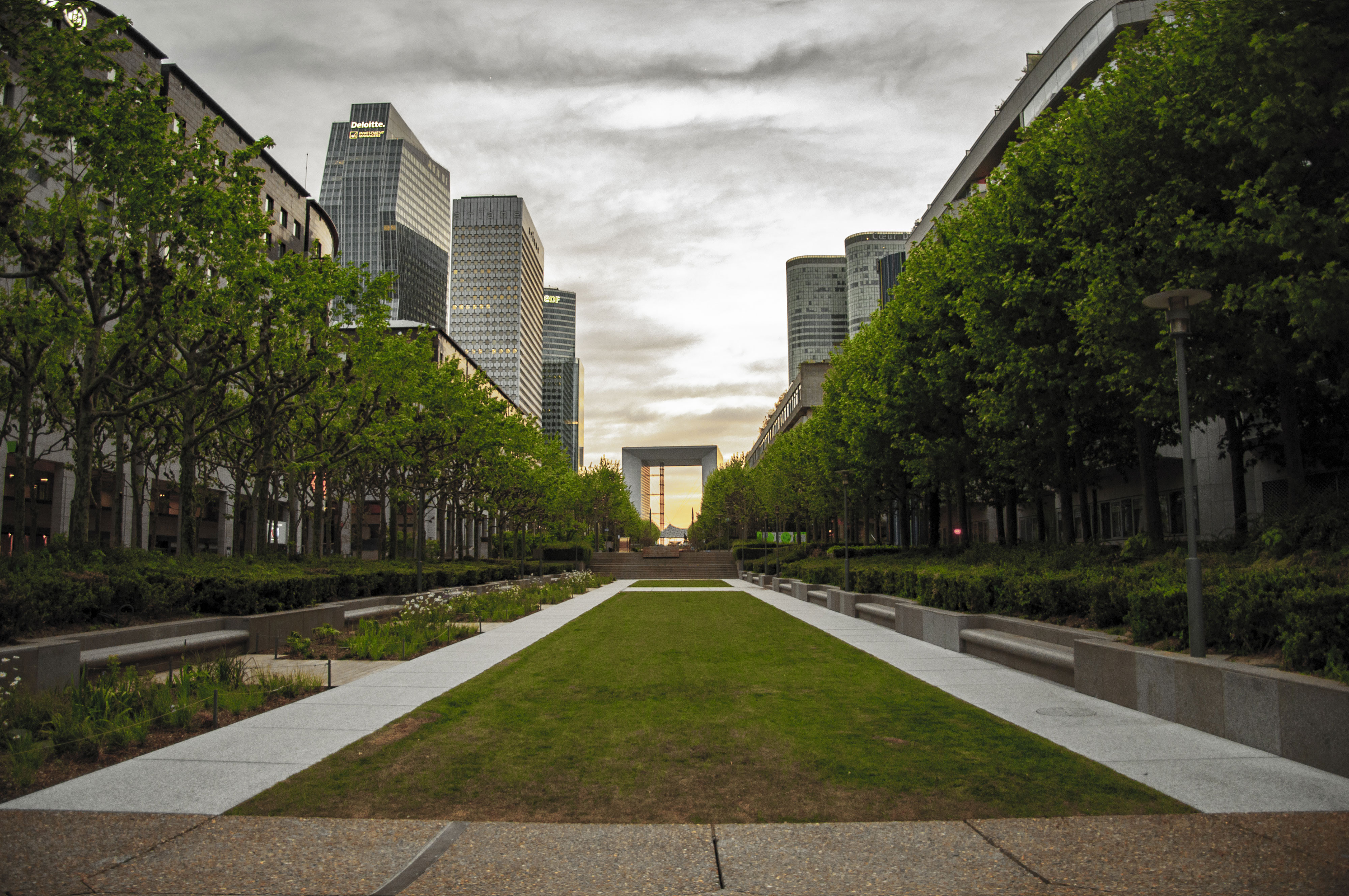 Esplanade de la Défense, at the start of spring during quarantine. (Nos Dren)