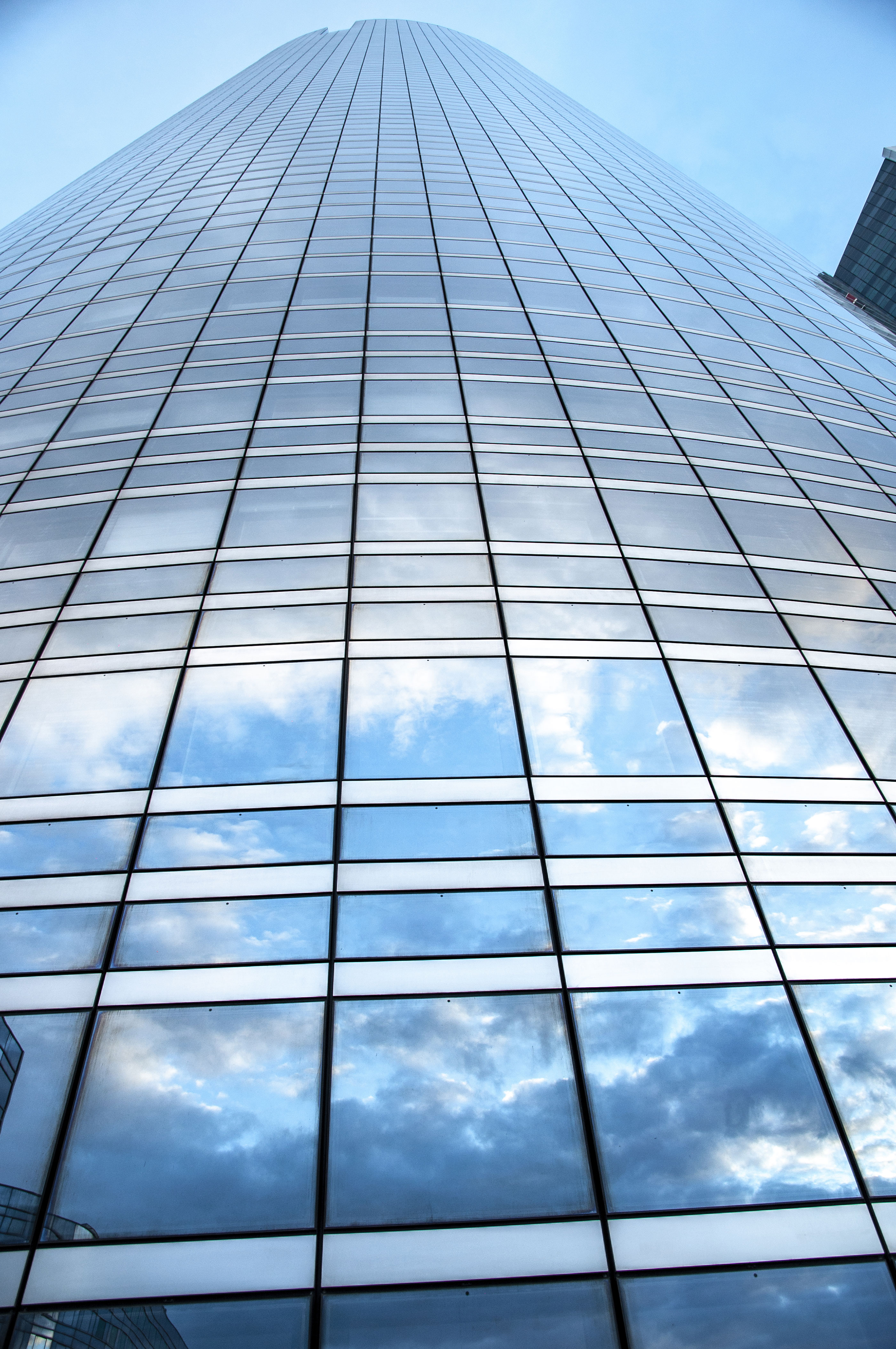 Alicante building with perspective, from the Société Générale in La Défense business district, Paris. (Nos Dren)