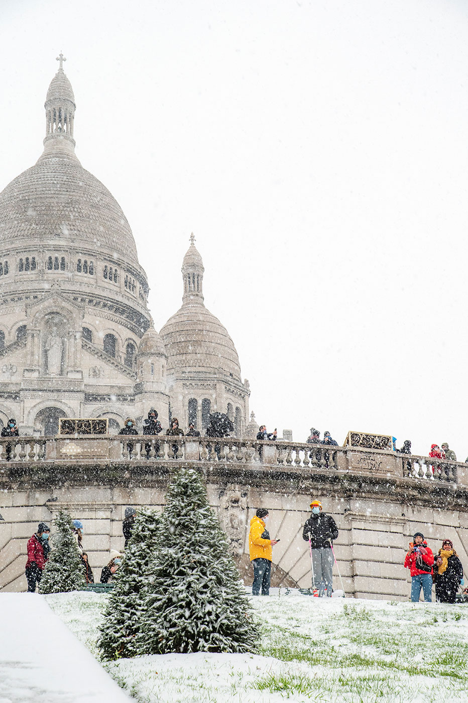 Guys skiing on the hill of Montmartre, Paris, France 2021 (Nos Dren).