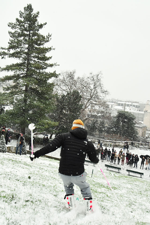 Guys skiing on the hill of Montmartre, Paris, France 2021 (Nos Dren).
