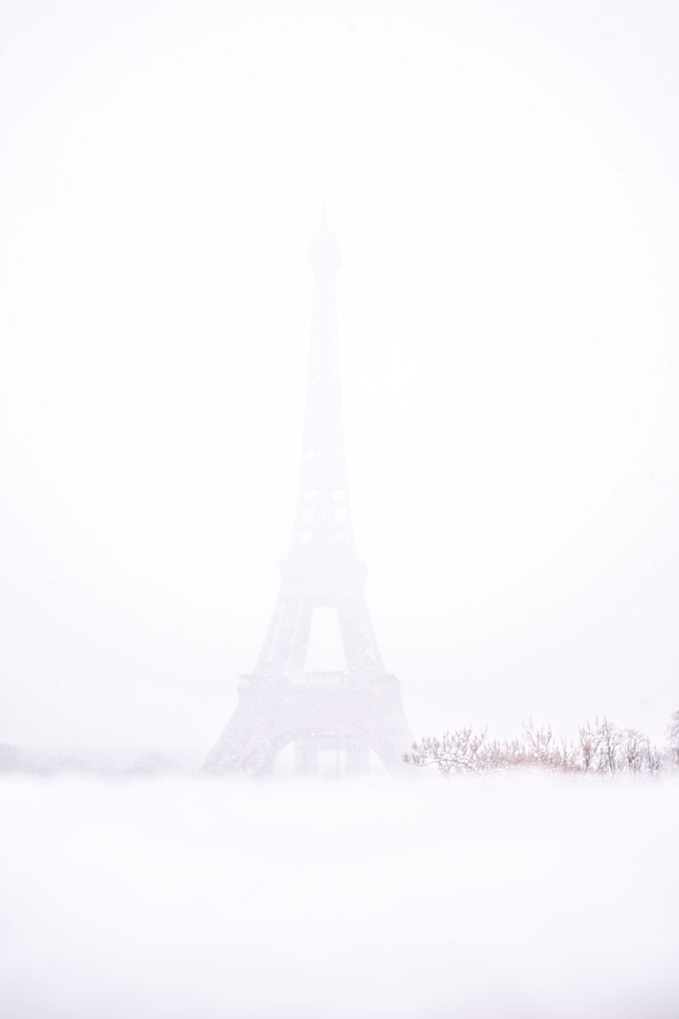 The Eiffel Tower under snowfall, Place du Trocadéro, Paris, France 2021 (Nos Dren).
